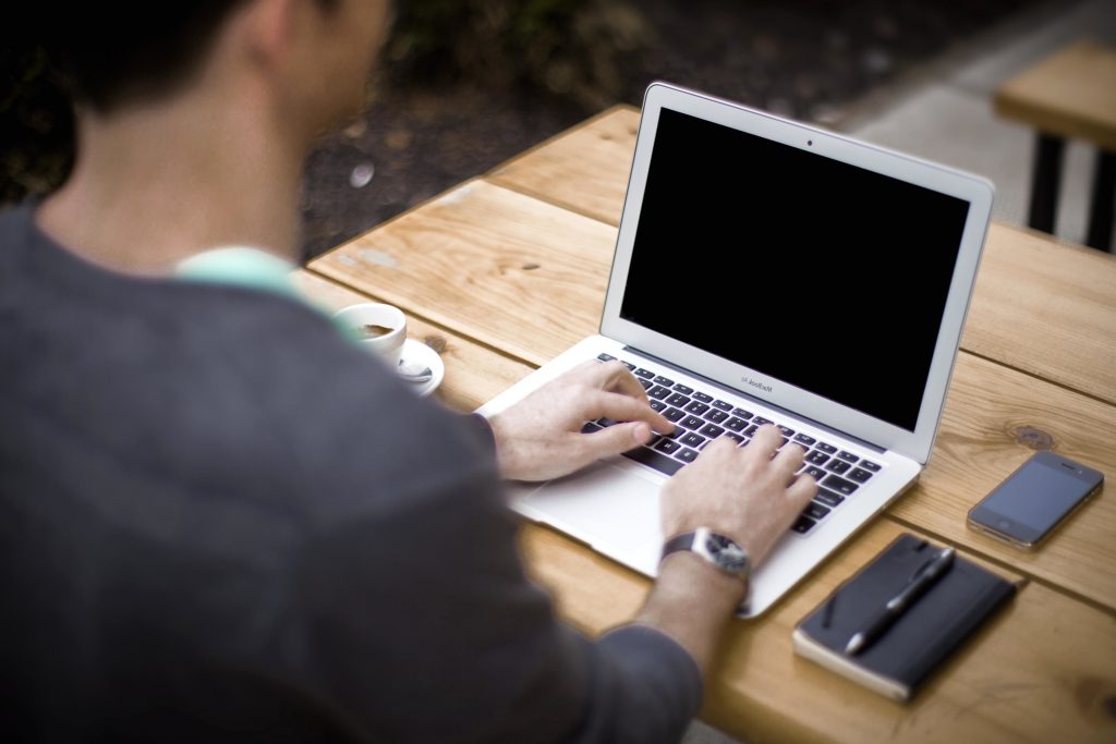 Laptop yang sedang di gunakan